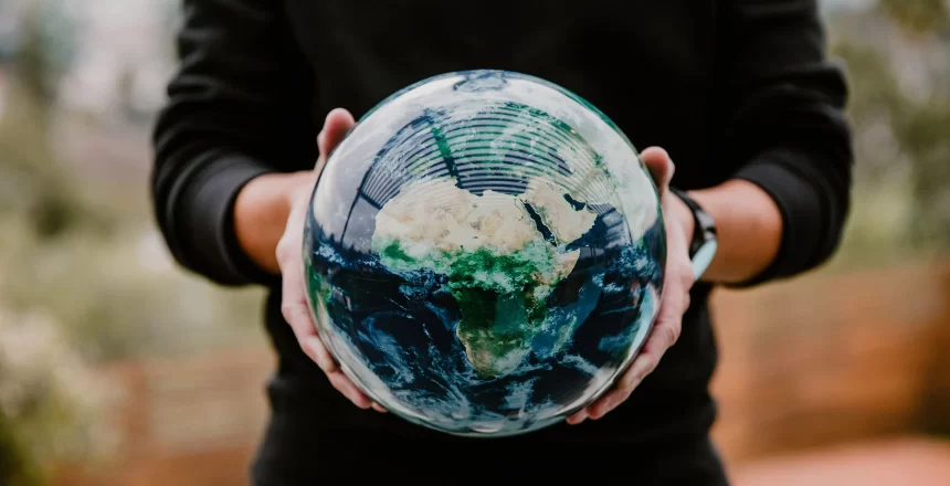 earth-with-clouds-rotating-globe